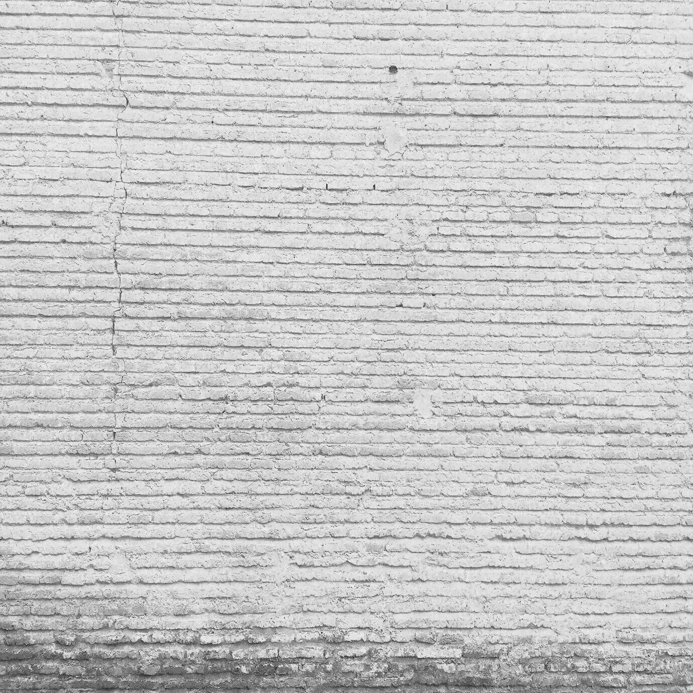 Fassade mit beschädigten Ziegeln